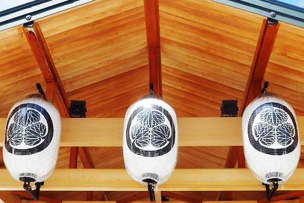 お祝い事・御祭礼の際に門前などに設置する、家紋が名入れ印刷されたオリジナル提灯のイメージ画像