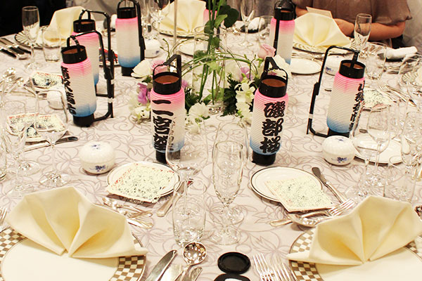 祝宴で紙のネームプレートのかわりに席札用として使用されているオリジナル提灯の画像