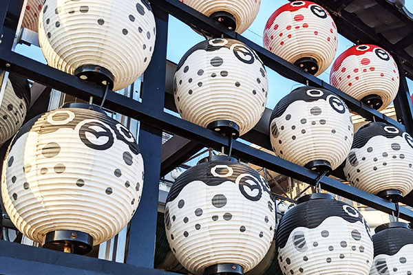 屋外で装飾されている、複数の「ふく提灯」が並んで写っている画像