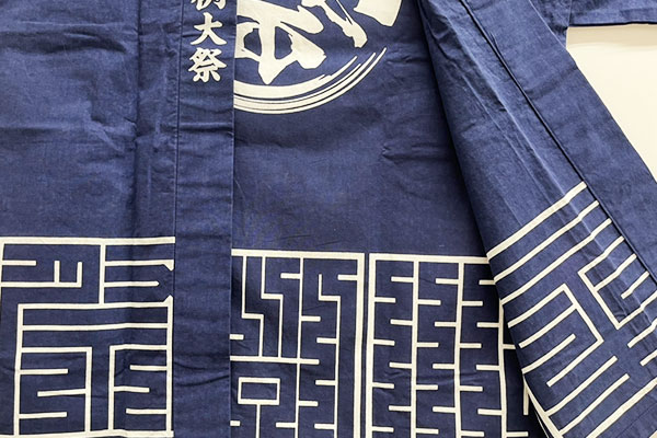 反応染めをした、天竺木綿のオリジナル法被の裏抜け具合を撮影した画像