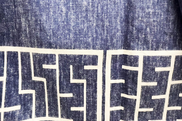 反応染めをした、シャークスキン綿のオリジナル法被の「柄部分」の裏抜け具合を撮影した画像