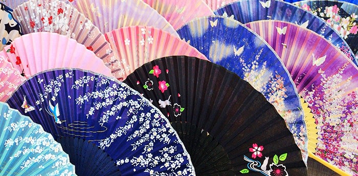 複数の扇子が並んでいるイメージ画像