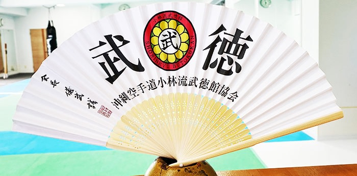 複数の扇子が並んでいるイメージ画像