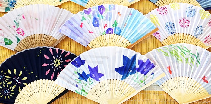 複数の扇子が並んでいるイメージ画像