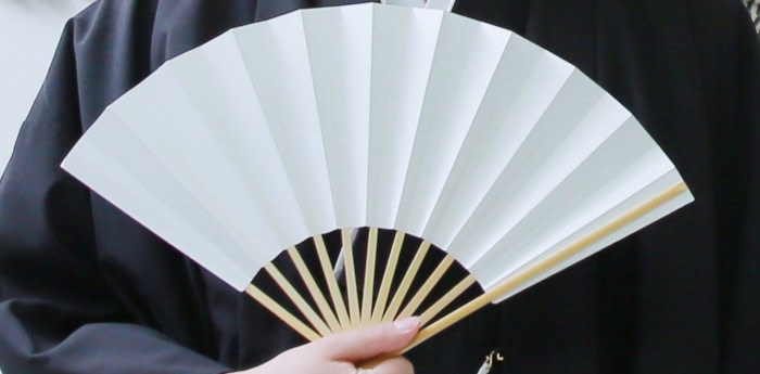 電車内で扇子を使うのはマナー違反!?持ち方・仰ぎ方を含めた扇子のマナーをご紹介