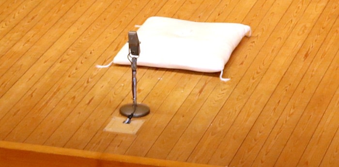 落語の高座のマイクと座布団のイメージ画像